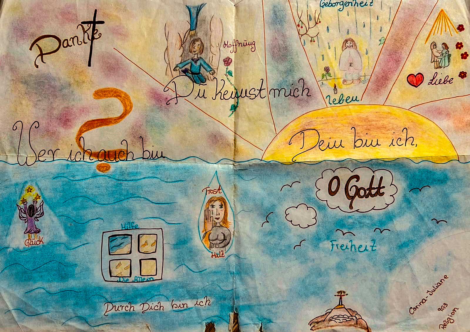 Das Bild entstand im Religionsunterricht der neunten Klasse. Im Mittelpunkt steht ein Satz Dietrich Bonhoeffers: „Wer ich auch bin, Du kennst mich. Dein bin ich, o Gott.“ Die Begriffe ringsum – Geborgenheit, Hoffnung, Freiheit, Liebe, Trost und Halt – begleiten Corina-Juliane Welker bis heute.